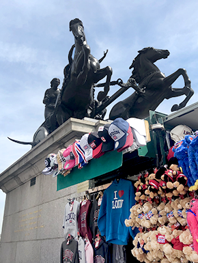 Souvinirs sold under bronze horses and chariot